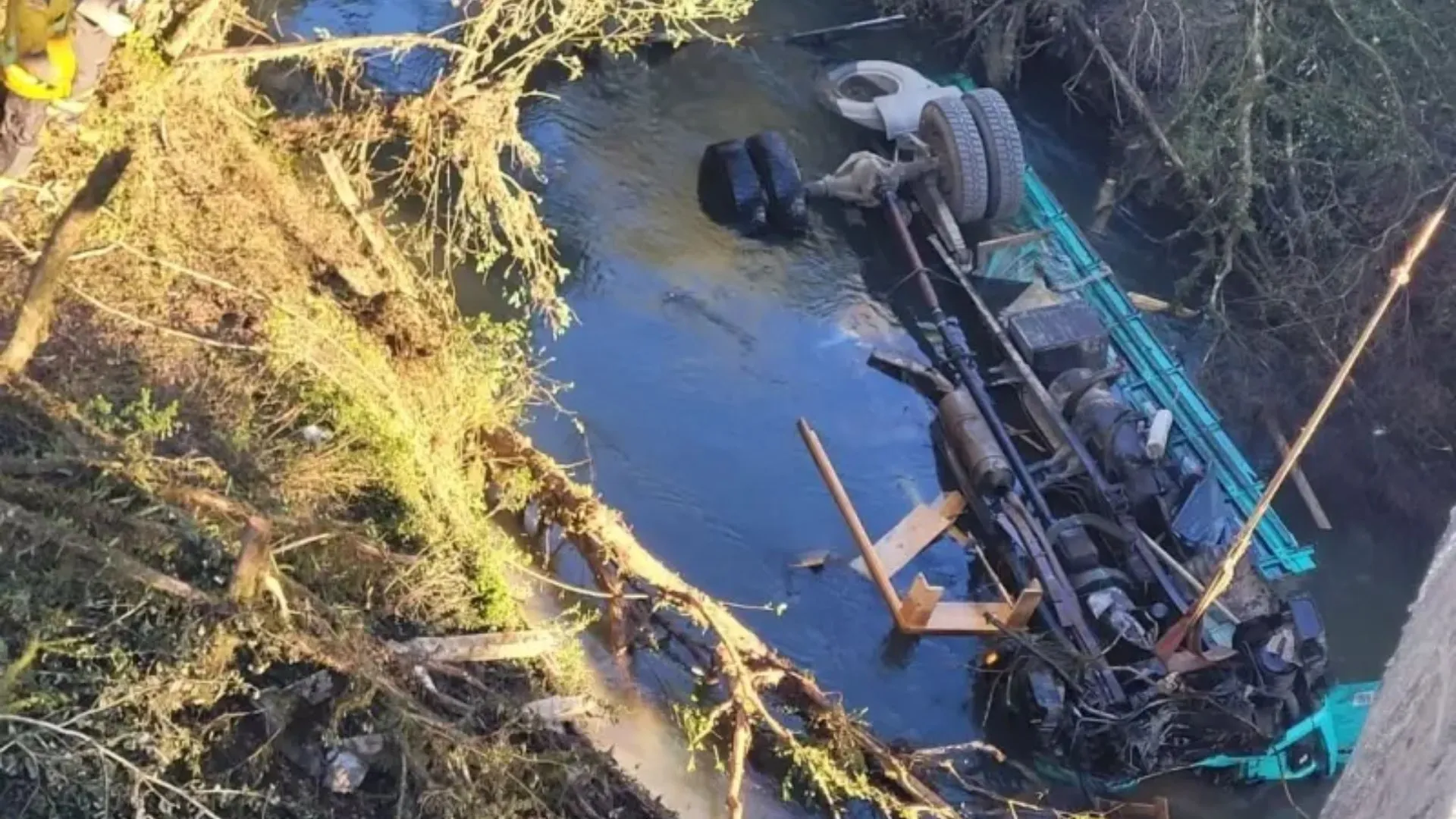 Motorista morre após caminhão cair de ponte na Serra Catarinense