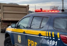 Dois caminhões são multados e retidos por excesso de peso na BR-282