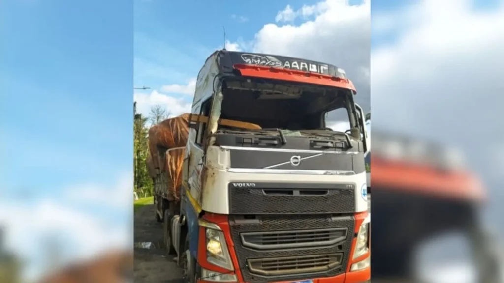 Caminhoneiro é flagrado dirigindo sem para-brisa e usando capacete na BR-101 em SC