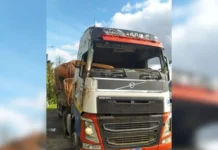 Caminhoneiro é flagrado dirigindo sem para-brisa e usando capacete na BR-101 em SC