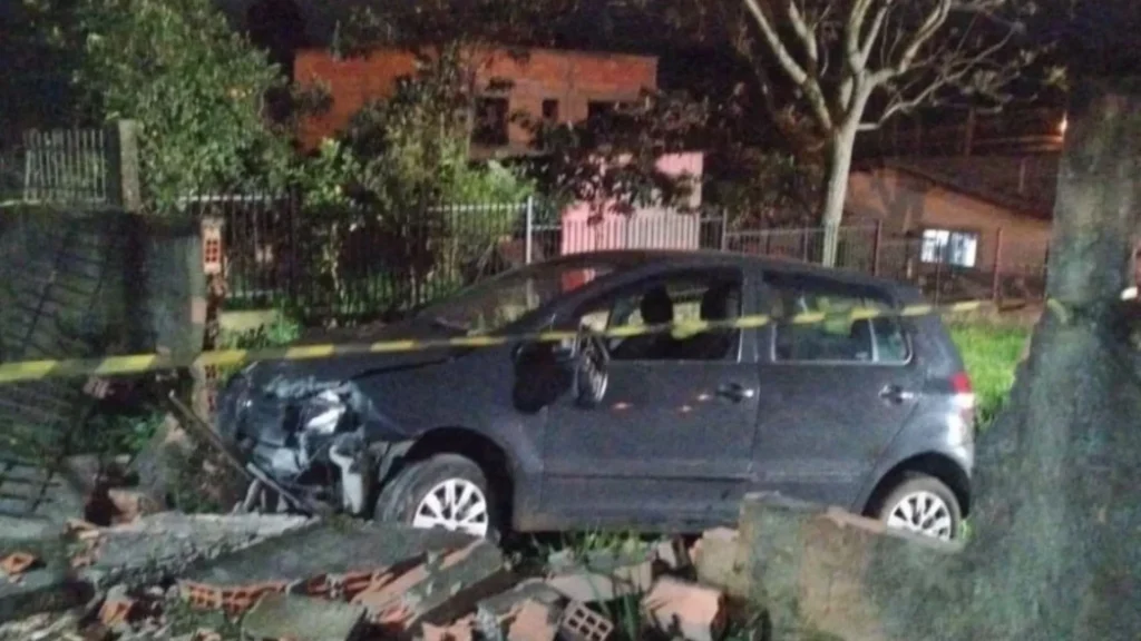 Homem morre e mulher fica ferida em colisão entre carros em Campos Novos