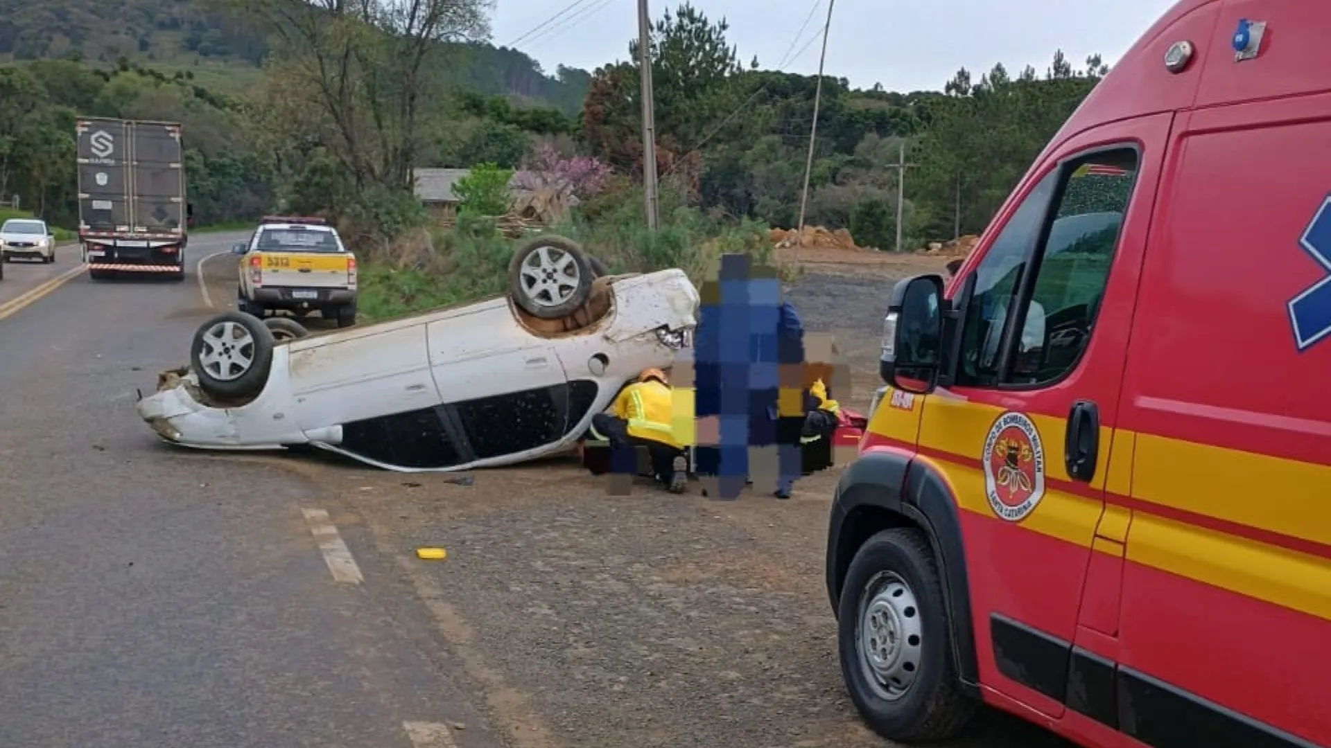 Motorista fica ferido após capotamento na SC-350 em Lebon Régis