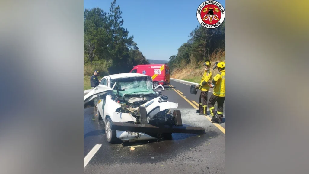 Colisão entre carro e caminhão causa princípio de incêndio