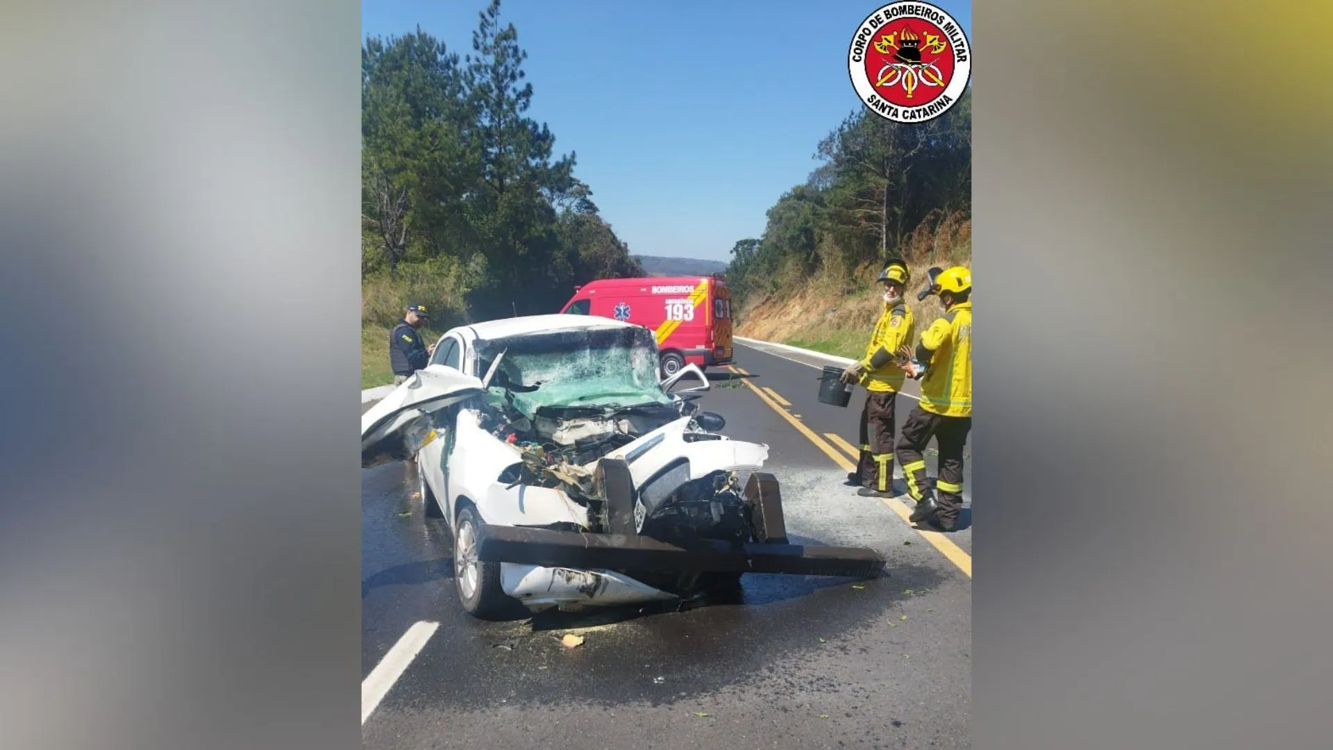Colisão entre carro e caminhão causa princípio de incêndio