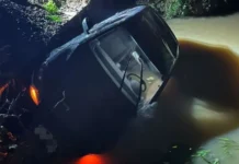 Motorista escapa ileso após carro cair no rio no Meio-Oeste