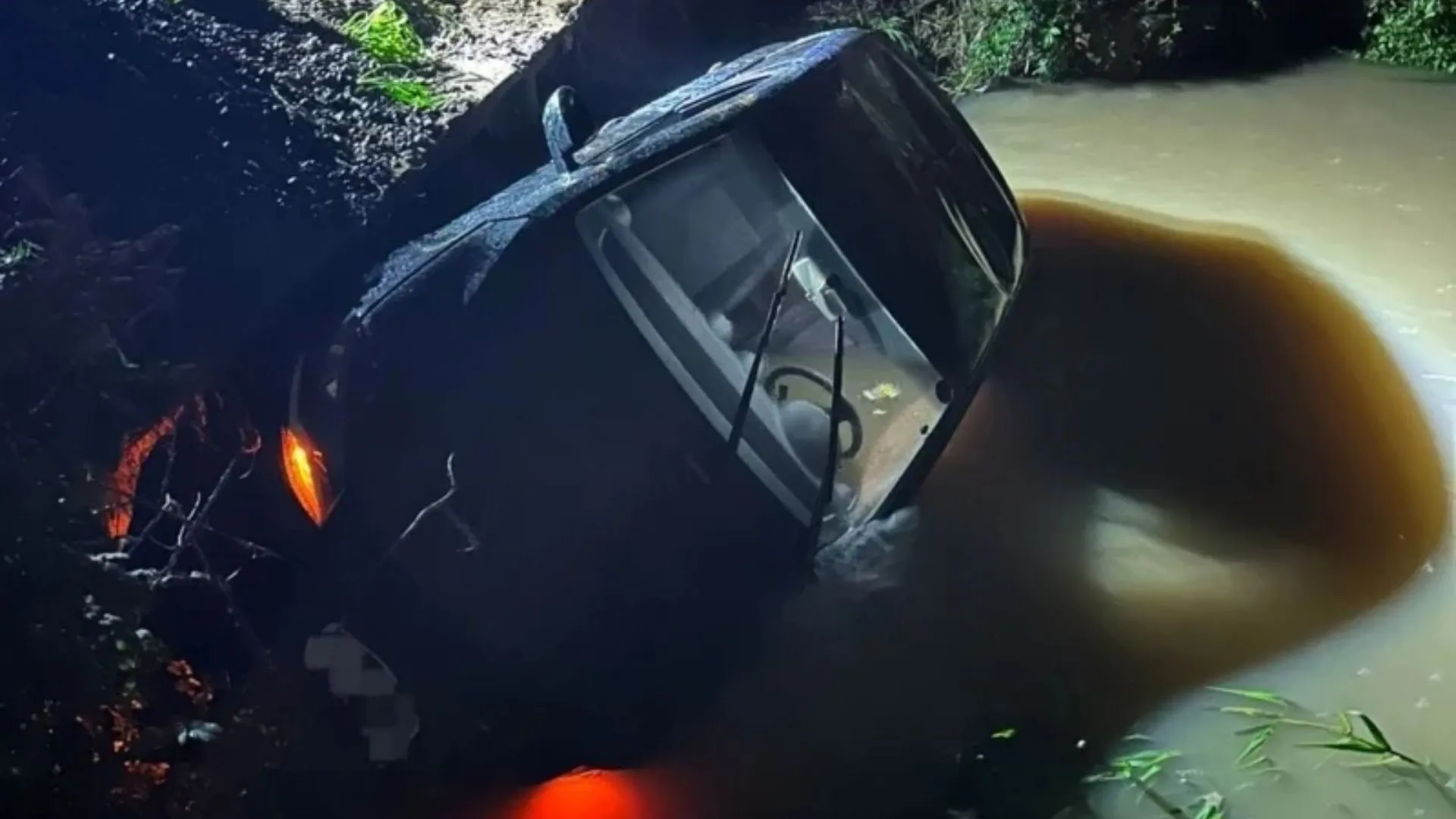 Motorista escapa ileso após carro cair no rio no Meio-Oeste