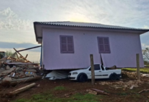 Casa é arrancada pelo vento e vai parar em cima de carro