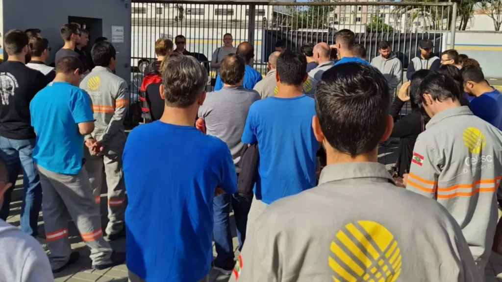 Trabalhadores da Celesc aprovam greve para a próxima segunda