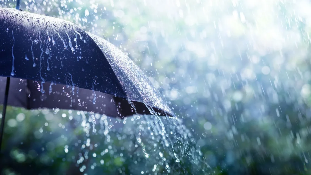 Frente fria avança por SC com temporais no domingo e queda de temperatura na segunda-feira