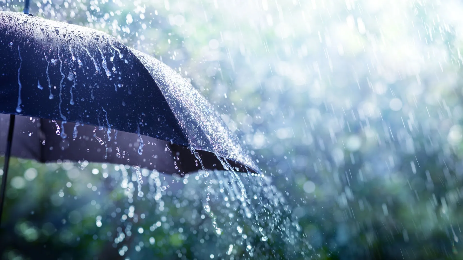 Frente fria avança por SC com temporais no domingo e queda de temperatura na segunda-feira