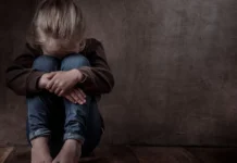 Padrasto e mãe são presos após criança ser arremessada pela janela