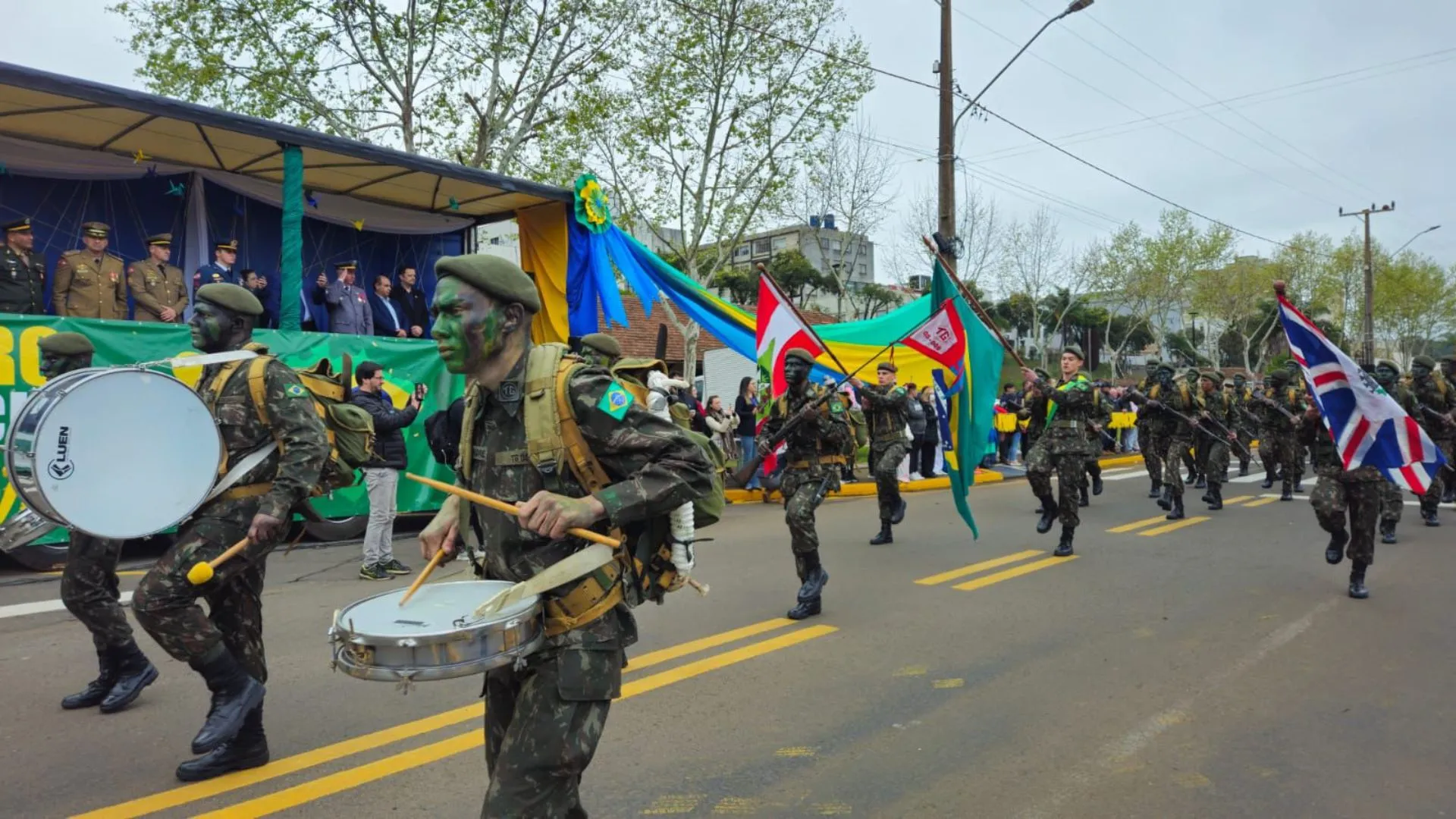 Desfile de 7 de Setembro reúne milhares de pessoas em Caçador