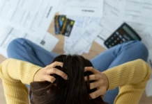 Segundo a Serasa, 70,5% da renda dos brasileiros está comprometida com dívidas