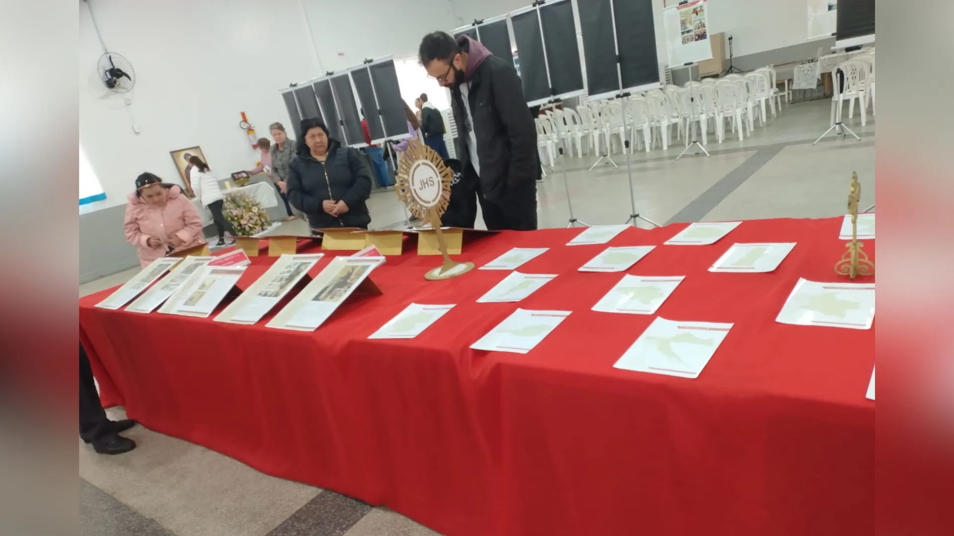 Exposição de milagres eucarísticos inspira a fé e devoção em Caçador