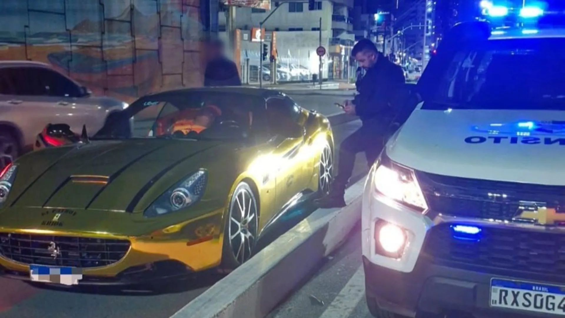 Ferrari 'folheada a ouro' é autuada em Balneário Camboriú