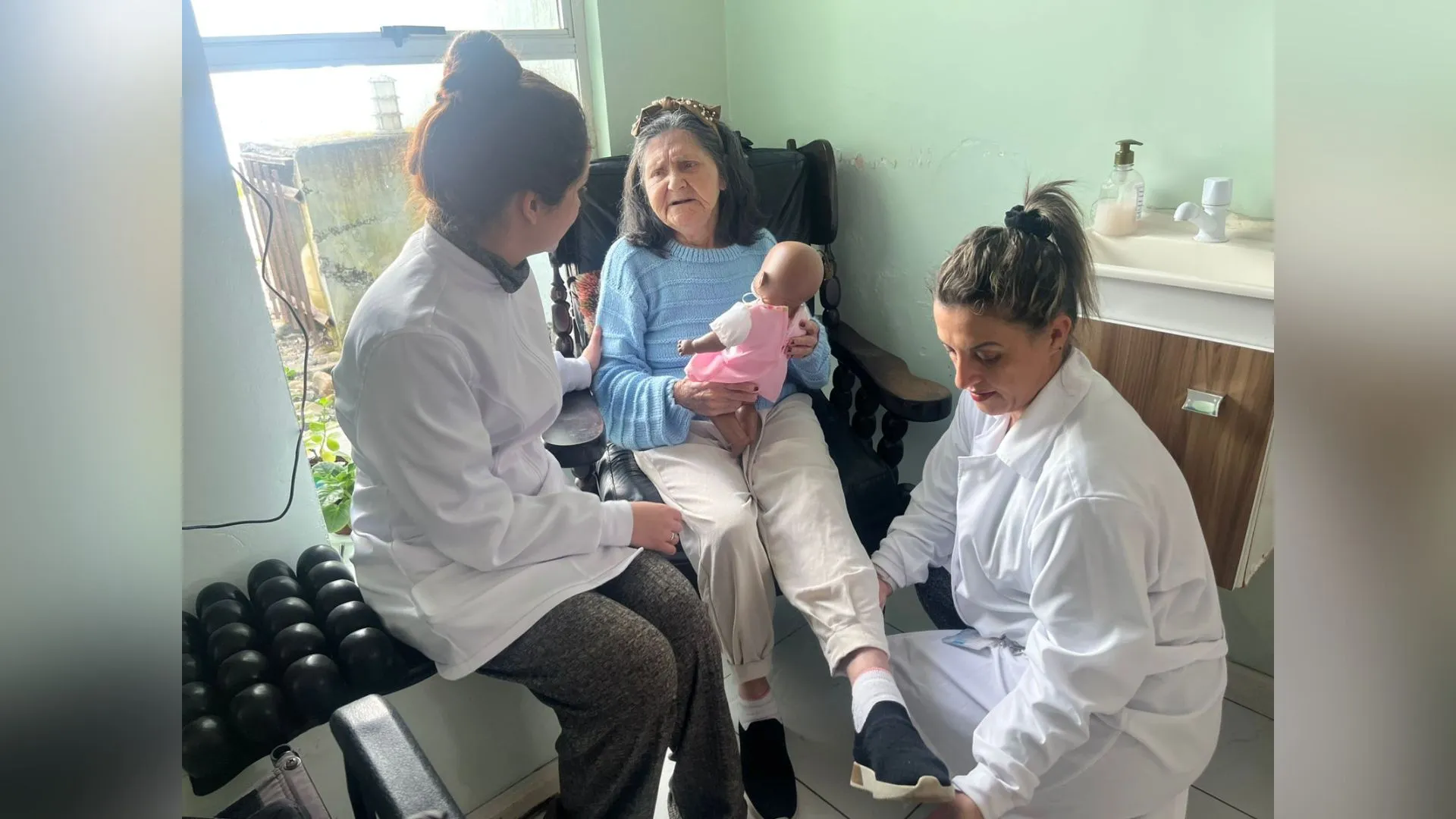 Acadêmicos de Fisioterapia atuam com idosos na ILPI São José