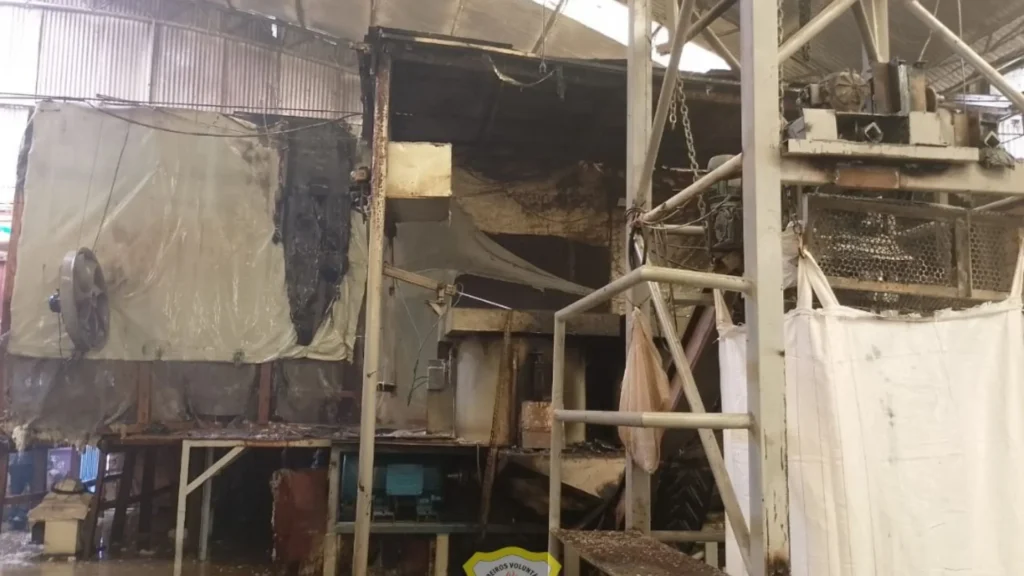 Bombeiros controlam princípio de incêndio em empresa de reciclagem