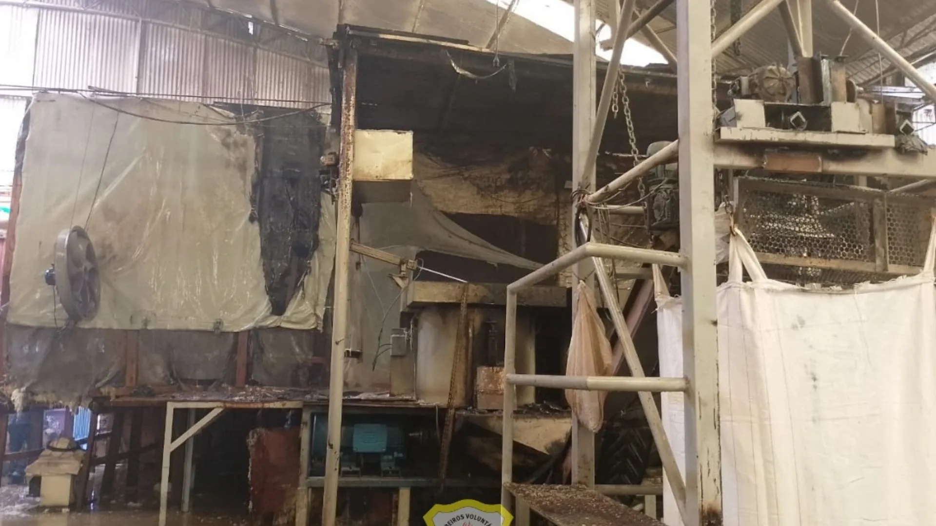 Bombeiros controlam princípio de incêndio em empresa de reciclagem