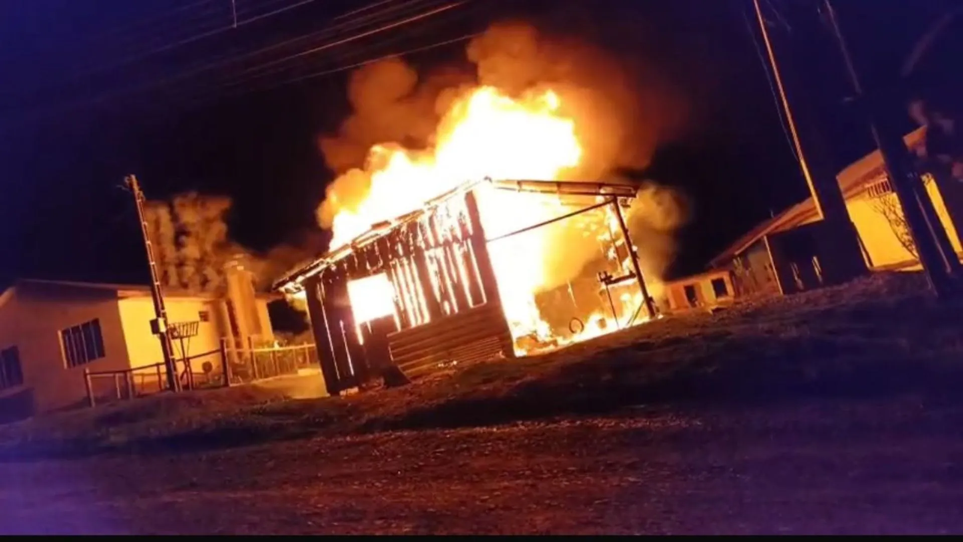 Casa é consumida por incêndio em Timbó Grande