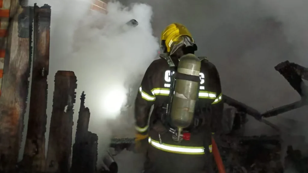 Dois incêndios destroem residências no Meio-Oeste de SC em menos de duas horas