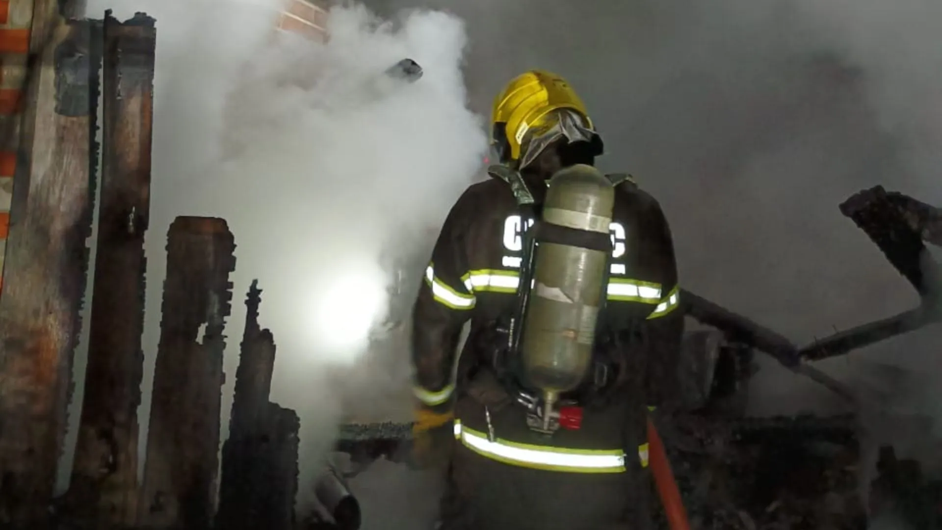 Dois incêndios destroem residências no Meio-Oeste de SC em menos de duas horas