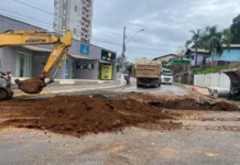Obras interditam trecho da rua Moacir Sampaio em Caçador