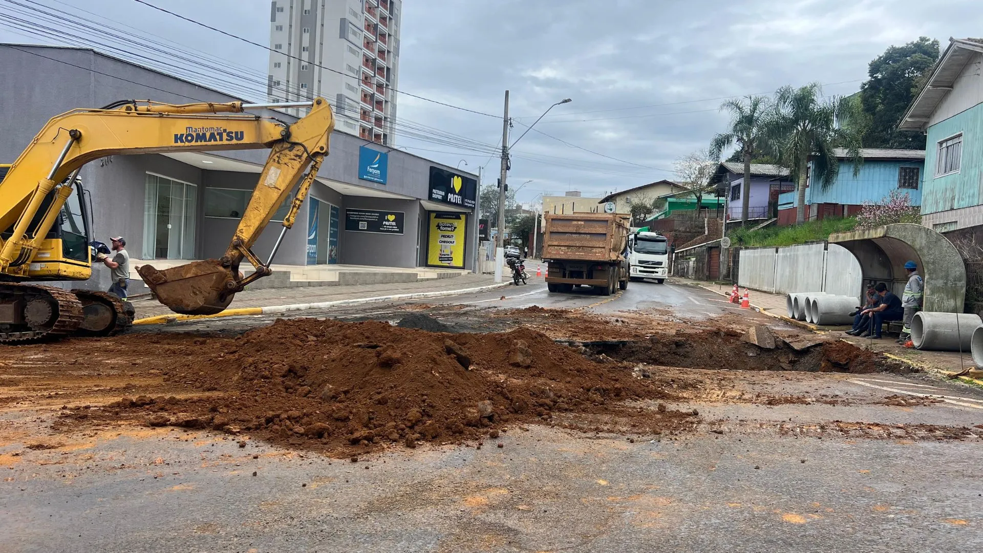 Obras interditam trecho da rua Moacir Sampaio em Caçador