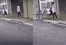 Mulher joga água quente em criança que brincava na frente de casa