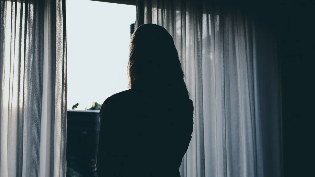 Após 22 anos mantida em cárcere pelo padrasto, jovem detalha ameaças