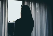 Após 22 anos mantida em cárcere pelo padrasto, jovem detalha ameaças