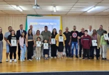 Prefeitura de Pinheiro Preto entrega primeiras escrituras do programa REURB