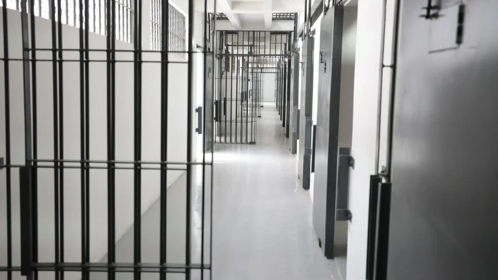 Presos em SC voltam a ter direito ao contato físico nas visitas, decide justiça