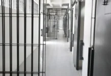 Presos em SC voltam a ter direito ao contato físico nas visitas, decide justiça