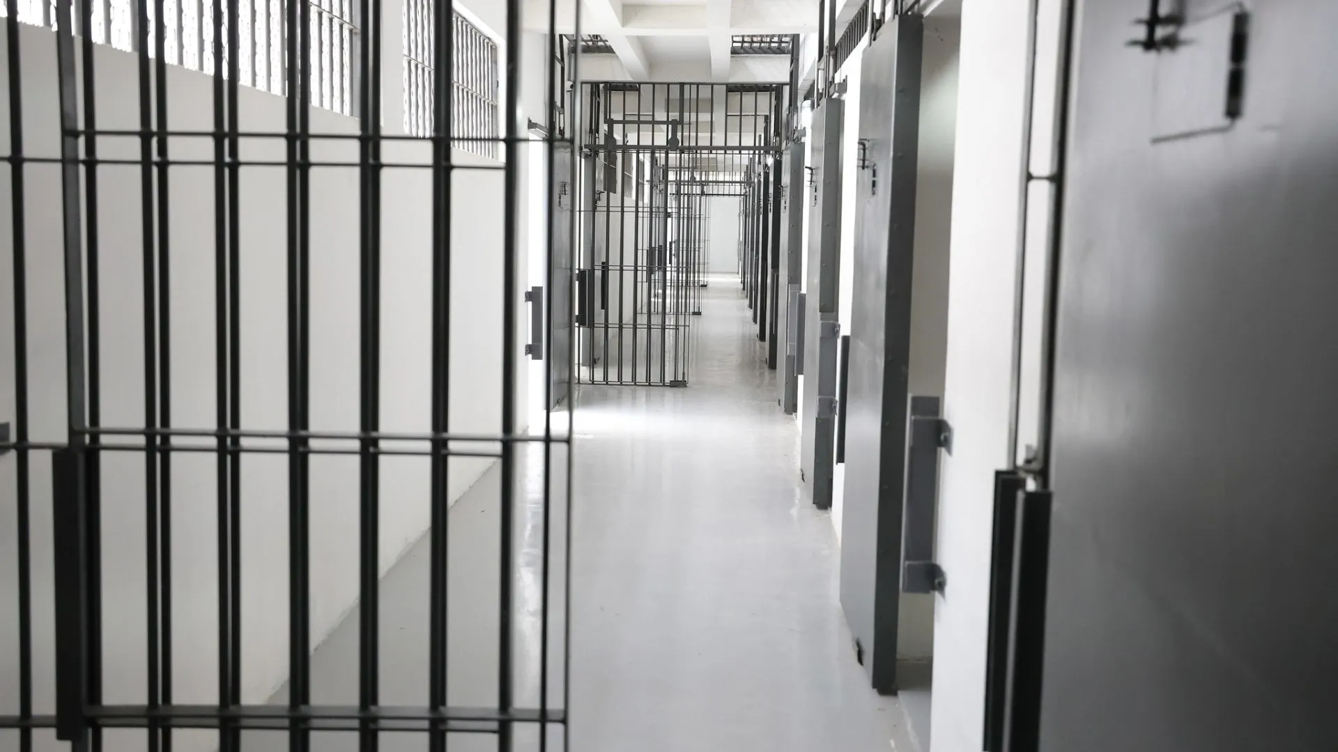 Presos em SC voltam a ter direito ao contato físico nas visitas, decide justiça