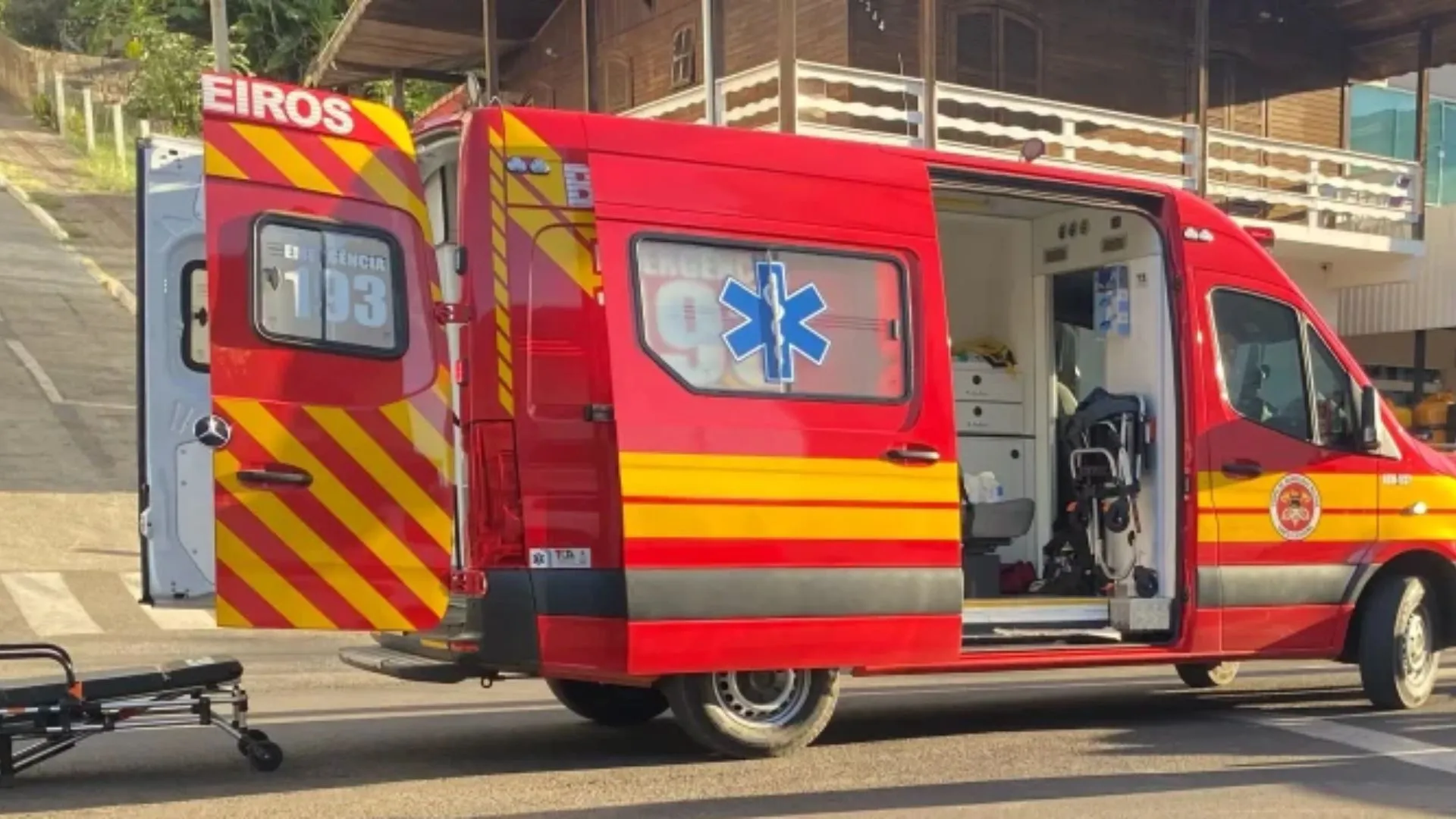 Queda de 2 metros em obra deixa trabalhador ferido na cabeça, braço e costas no Oeste