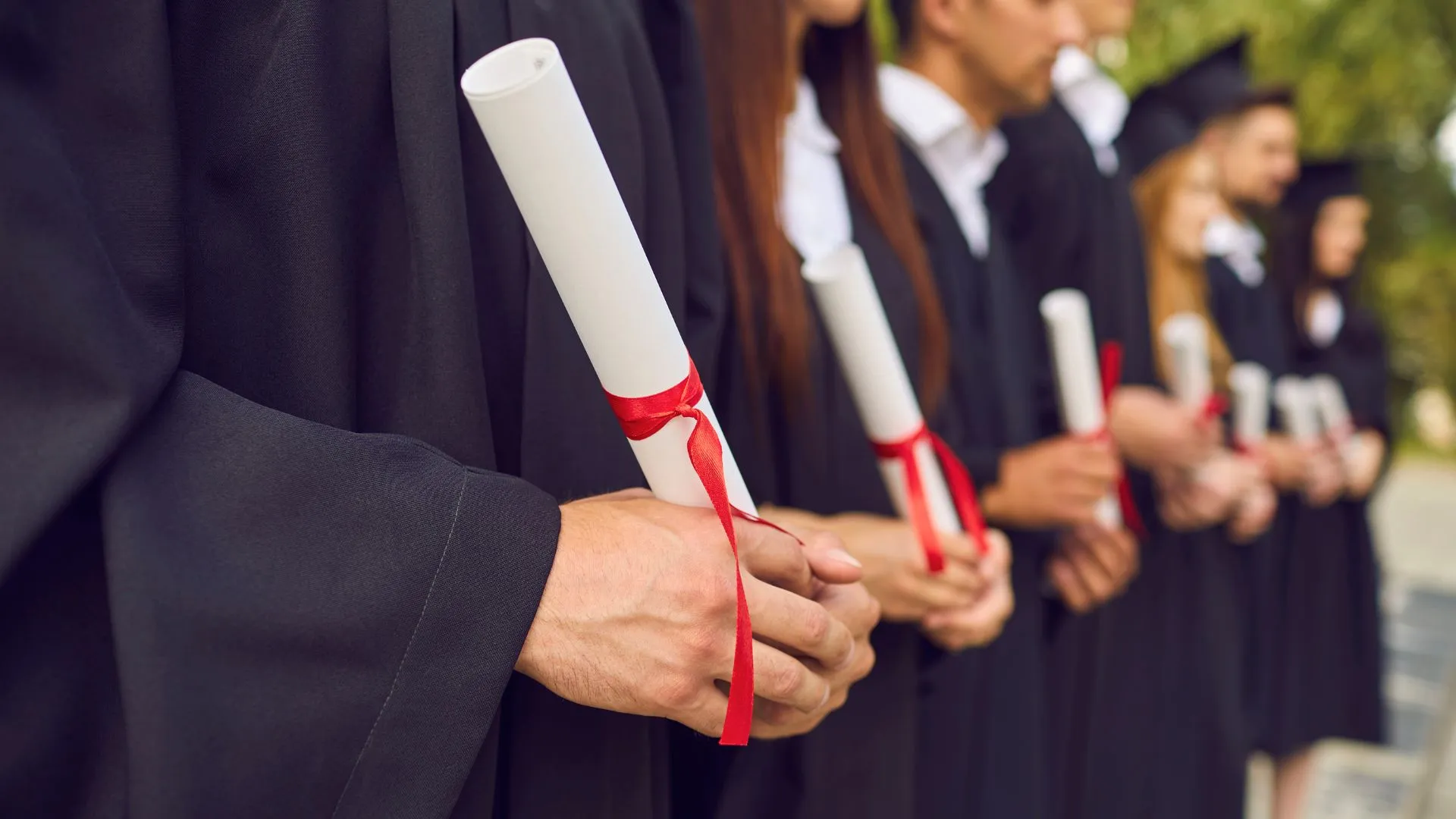 Mais da metade dos universitários brasileiros não conclui a graduação, aponta OCDE