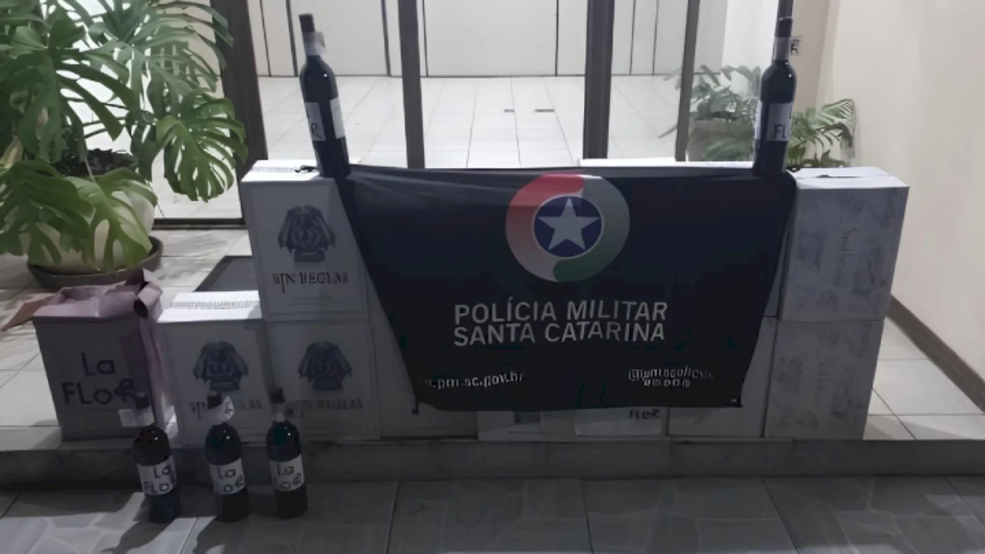 PM apreende 84 garrafas de vinho argentino em Porto União