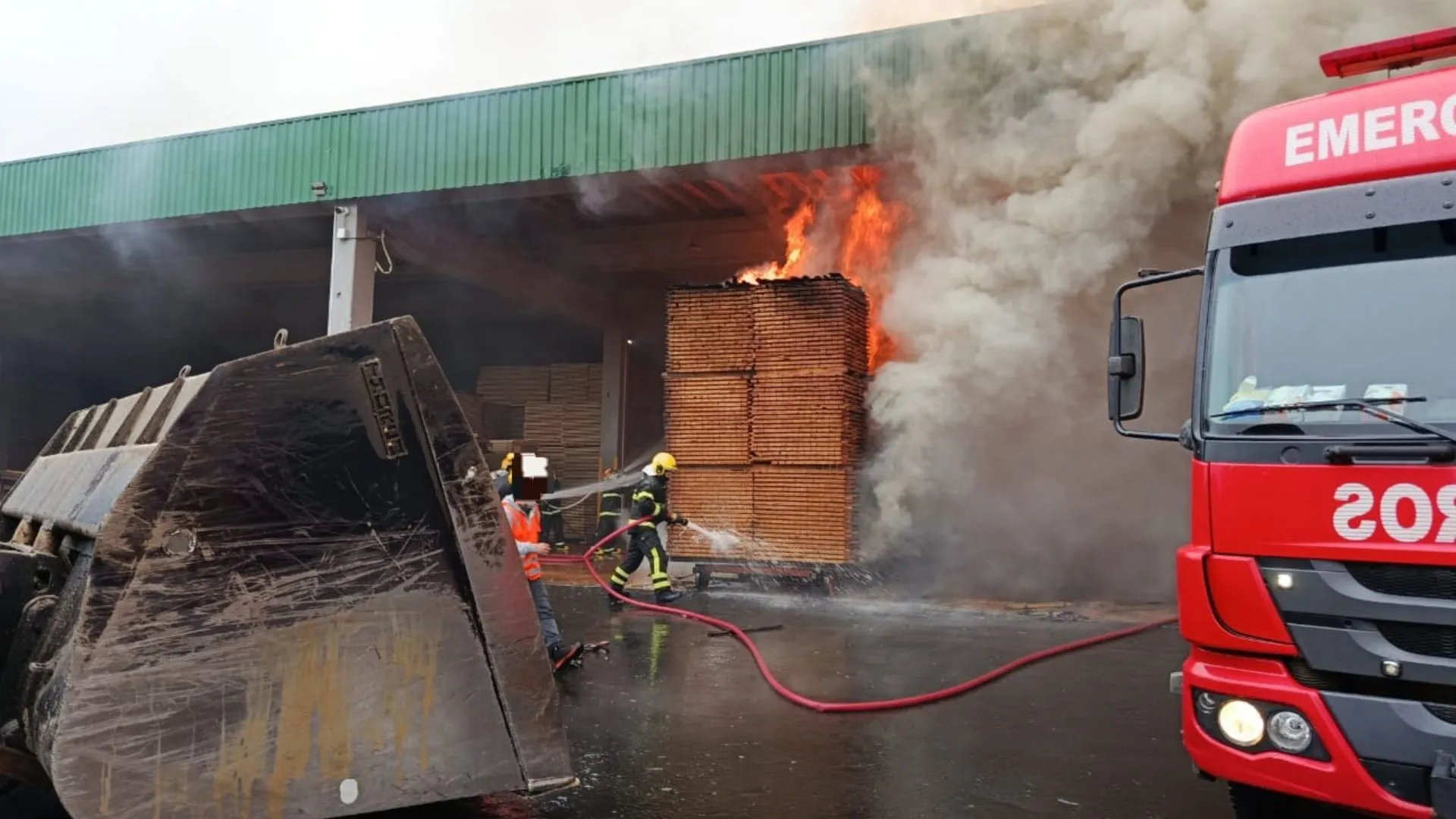 Incêndio atinge estrutura de empresa em Santa Cecília