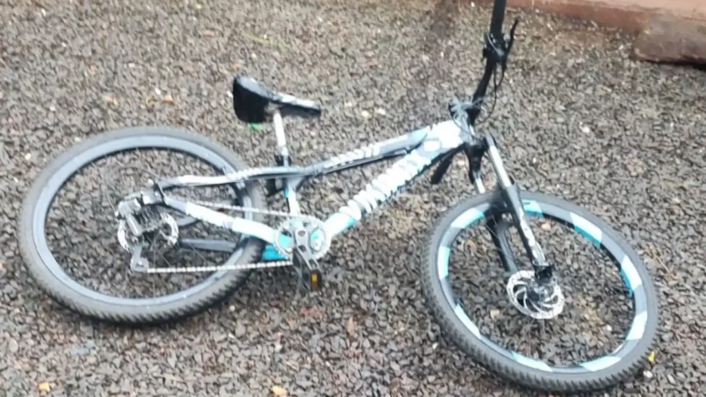 Ladrão leva carro e deixa bicicleta no lugar