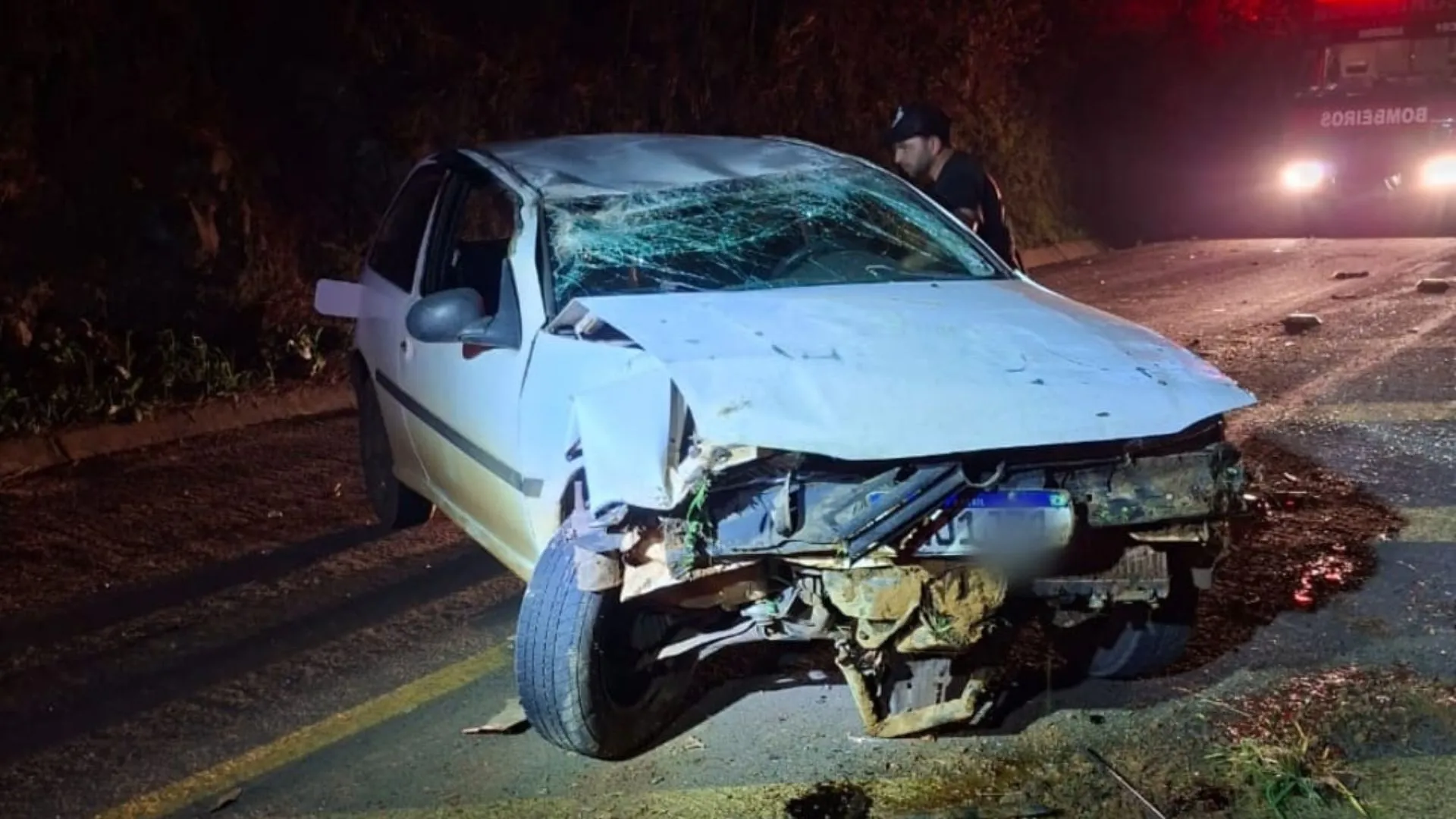 Motorista de 19 anos capota carro na SC-135 em Rio das Antas
