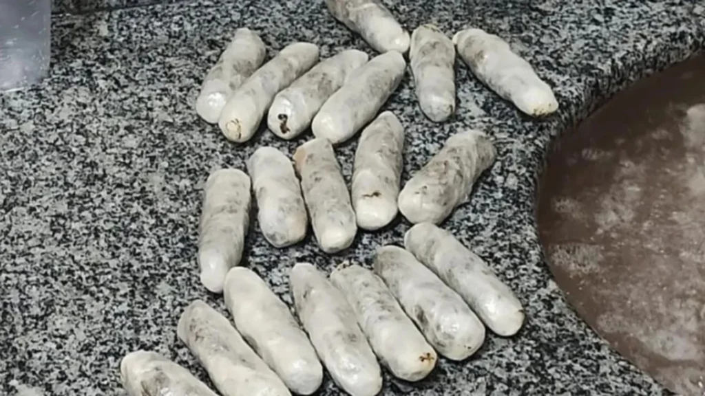 Professor é flagrado entregando drogas a detentos durante aula em penitenciária