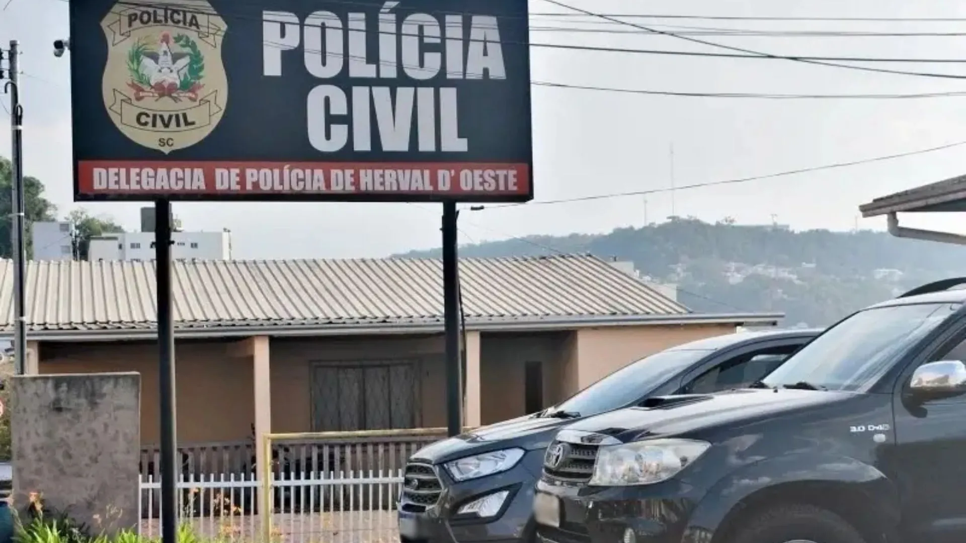 Mulher é presa por agredir enteados em cidade do Meio-Oeste