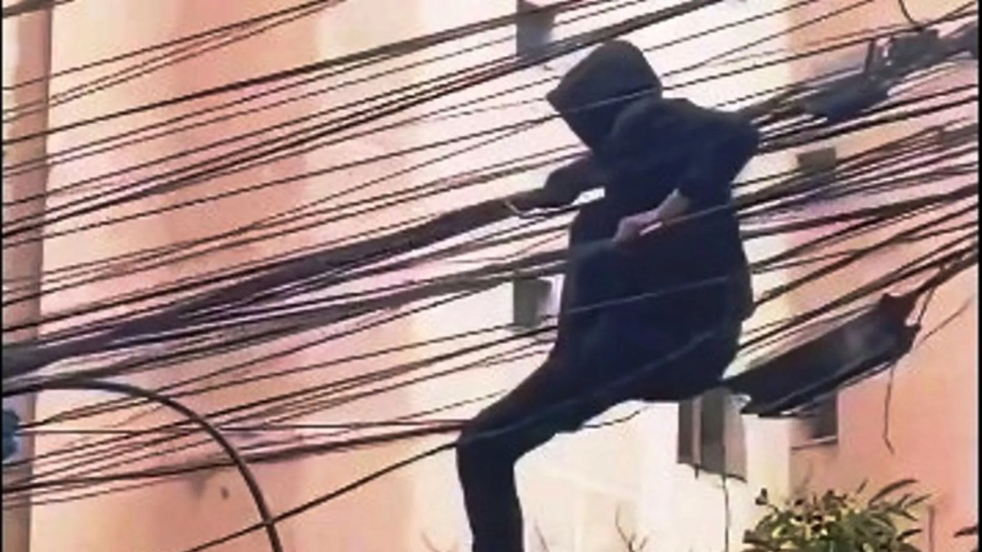 Ladrão é flagrado furtando fios de alta tensão; veja o vídeo