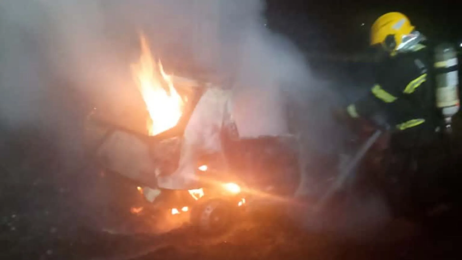 Incêndio destrói carro na SC-120 em Curitibanos