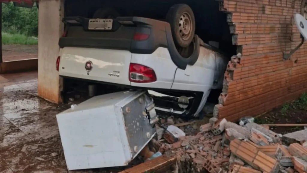 Jovem furta carro em CTG, perde controle, bate, capota e é preso no Oeste de SC