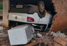 Jovem furta carro em CTG, perde controle, bate, capota e é preso no Oeste de SC