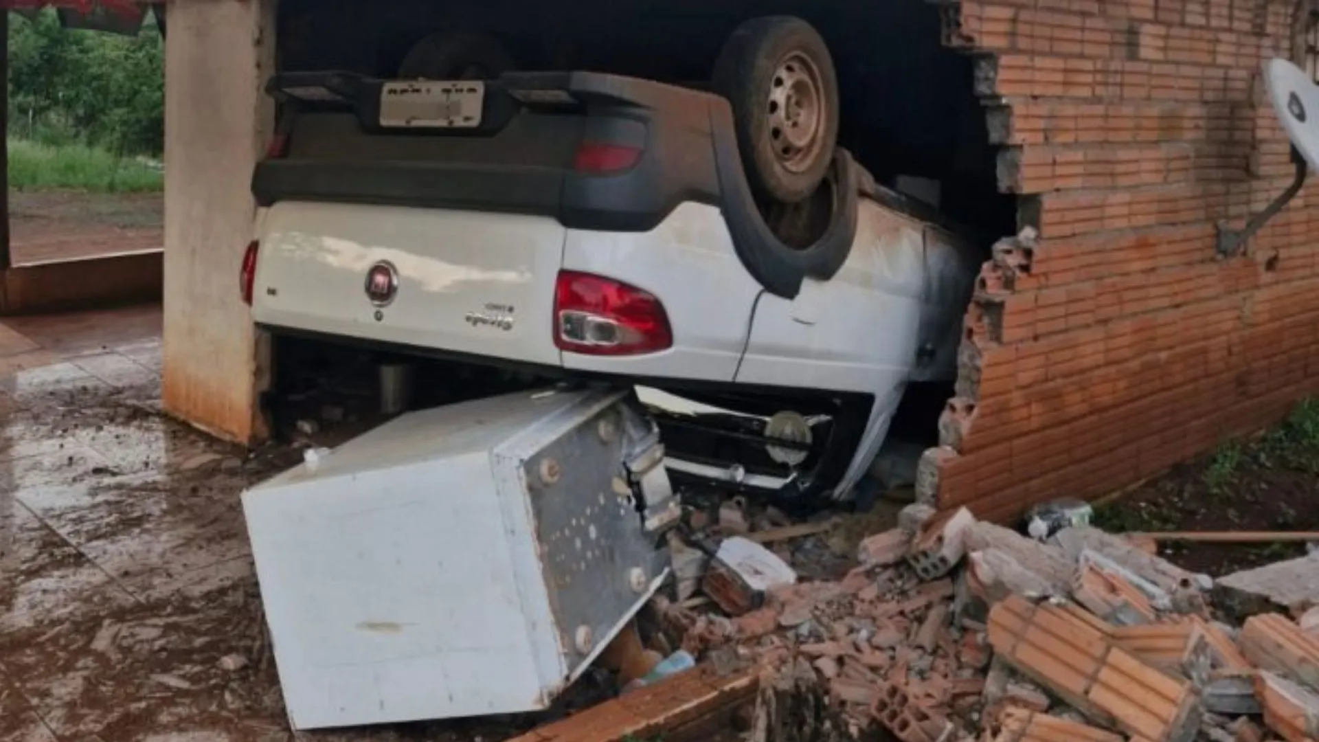 Jovem furta carro em CTG, perde controle, bate, capota e é preso no Oeste de SC