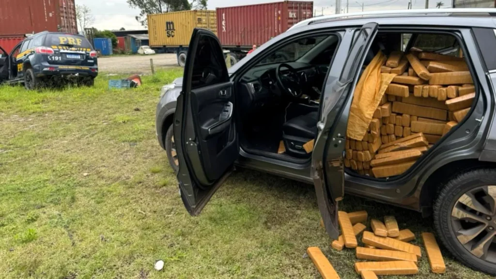 Mais de 1 tonelada de maconha é apreendida em carro clonado em SC