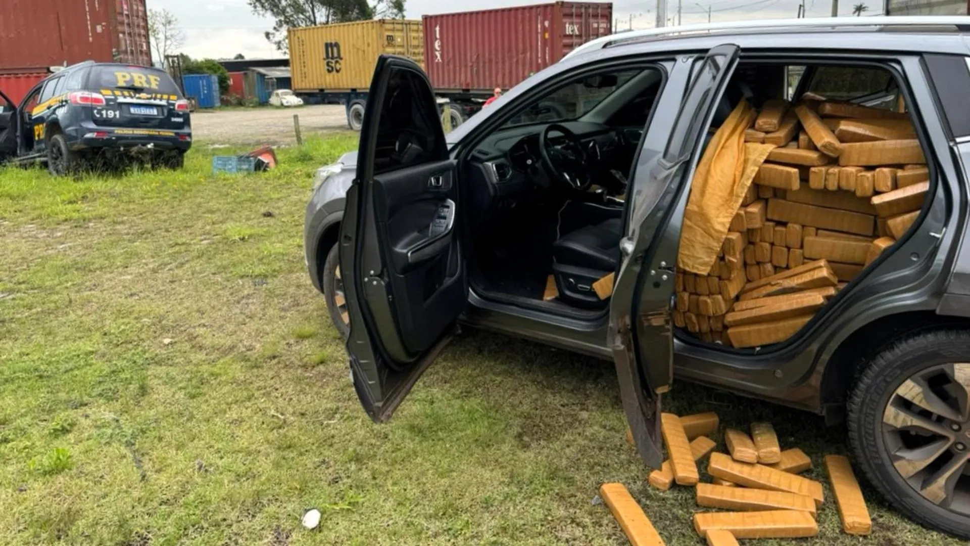 Mais de 1 tonelada de maconha é apreendida em carro clonado em SC