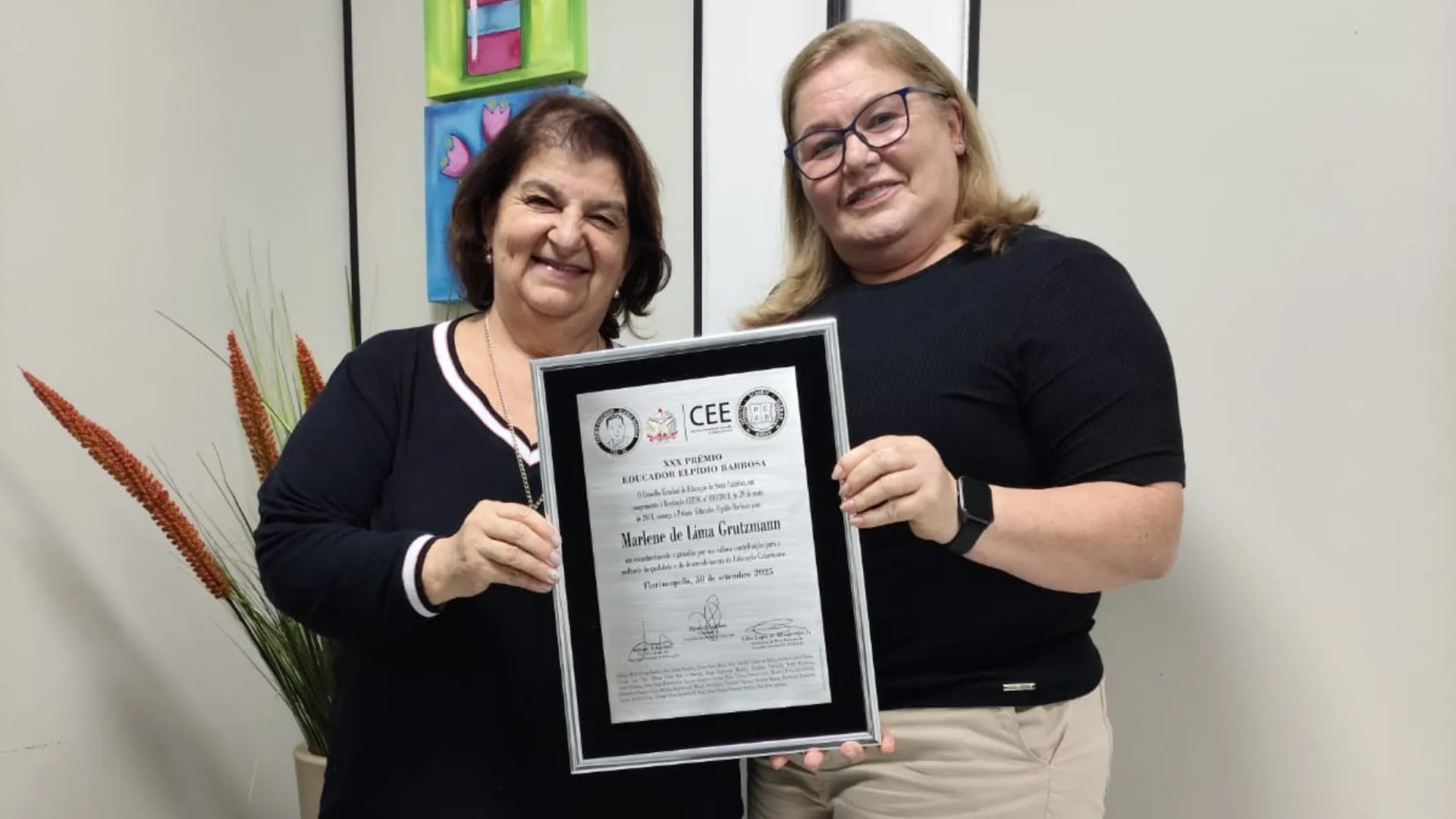 Professora de Videira é homenageada com o prêmio Educador Eupídio Barbosa